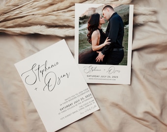Pode incluir: Dois cartões de convite de casamento. Um cartão apresenta uma foto de um casal se beijando. O outro cartão tem os nomes "Stephanie + Oscar" em escrita elegante, juntamente com a data, hora e local do casamento.