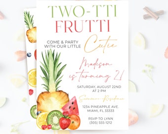 Op de afbeelding: Een rechthoekige uitnodigingskaart met aquarelillustraties van fruit, waaronder een ananas, watermeloen, kiwi, aardbei en sinaasappel. De tekst luidt TWO-TTI FRUTTI, COME & PARTY WITH OUR LITTLE Cutie, Madison is turning 2! en bevat evenementdetails.