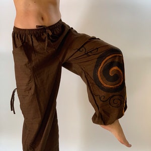 HR0137 Bruine katoenen wijde uniseks harembroek, harem yogabroek in Thaise rayonstijl, harembroek