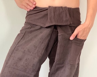 Può includere: Pantaloni da pescatore thailandesi marroni con gamba larga e cintura avvolgente.
