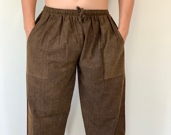 Puede incluir: Pantalón de pana marrón con cintura de cordón y dos bolsillos grandes.