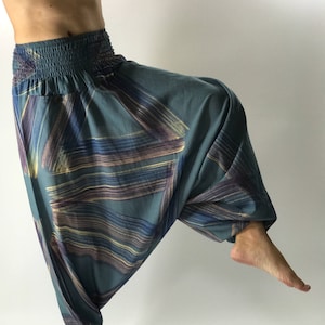 Puede incluir: Pantalones azules y morados a rayas anchas con cintura elástica.