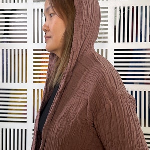 LD0007 Langer Baumwoll-Mantel mit Kapuze und Paketen, thailändischer Baumwoll-Gaze-Mantel mit Taschen, Luxuriöser Wrap