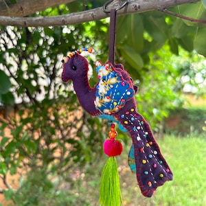 A0040 Lila Pfau dekorieren mit Pom Pom Schlüsselanhänger , handgemachter Charme Traditionelles Tribal Zubehör