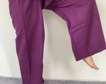 Può includere: Pantaloni larghi viola con una cravatta avvolgente in vita.