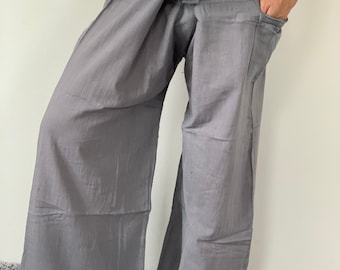 Può includere: Pantaloni larghi grigi con vita avvolgente e una tasca laterale.