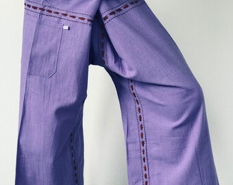 Può includere: Pantaloni viola con un dettaglio di cucitura decorativa marrone. I pantaloni sono realizzati in un tessuto morbido e leggero e hanno una gamba larga.