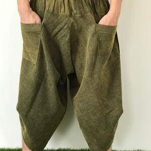 Puede incluir: Pantal&oacute;n de algod&oacute;n verde oliva con cintura de cord&oacute;n y dos bolsillos grandes. El pantal&oacute;n tiene un corte holgado y fluido y est&aacute; recortado en el tobillo.