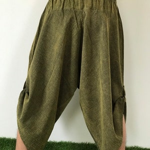 Puede incluir: Pantalones de algod&oacute;n verde oliva de pierna ancha y cintura el&aacute;stica.