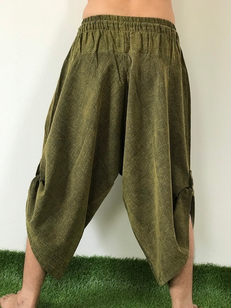 Puede incluir: Pantalones de algod&oacute;n verde oliva de pierna ancha y cintura el&aacute;stica.