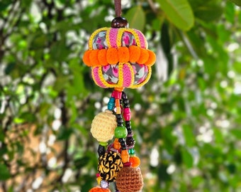 A0026 Portachiavi colorato fatto a mano con perline Pom Pom della tribù delle colline, fascino fatto a mano Forniture tribali tradizionali