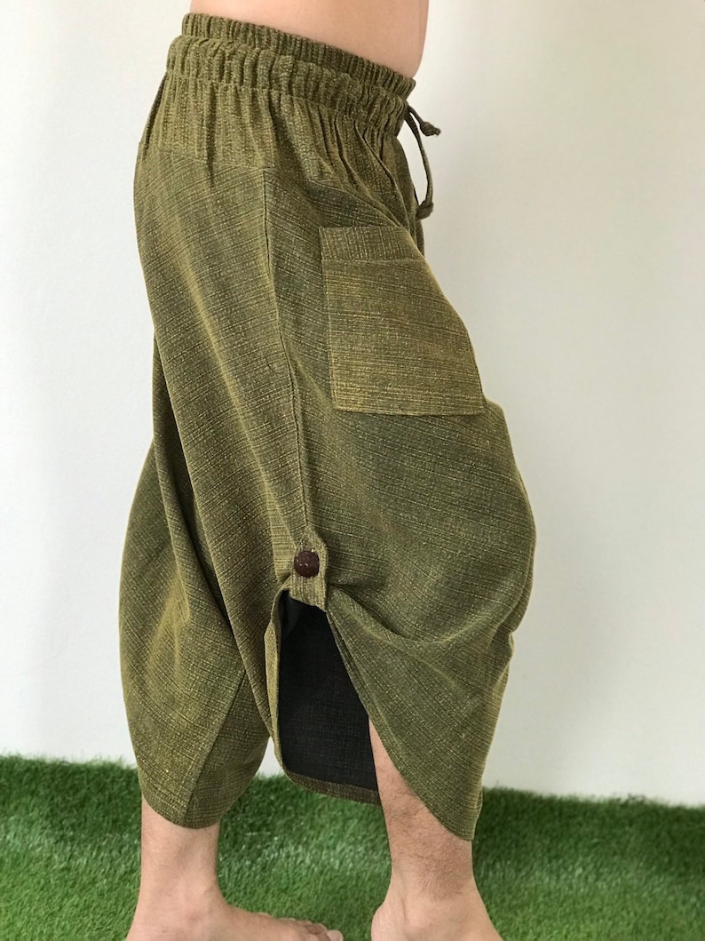 Puede incluir: Pantal&oacute;n de algod&oacute;n verde con cintura de cord&oacute;n y bolsillo lateral. El pantal&oacute;n tiene un bot&oacute;n en la costura lateral y un corte holgado y fluido.