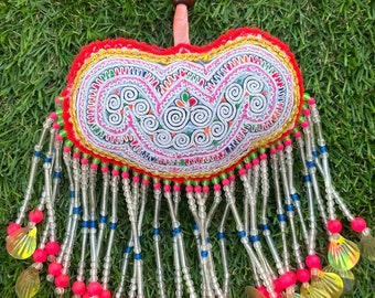 K1-K8 Chaveiro feito à mão em tecido Hmong é feito à mão na Tailândia e feito com tecido hmong vintage e miçangas