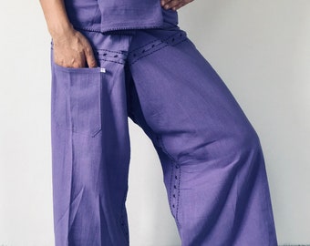Può includere: Pantaloni larghi viola con cuciture decorative. I pantaloni hanno una vita con coulisse e una tasca sul lato sinistro.
