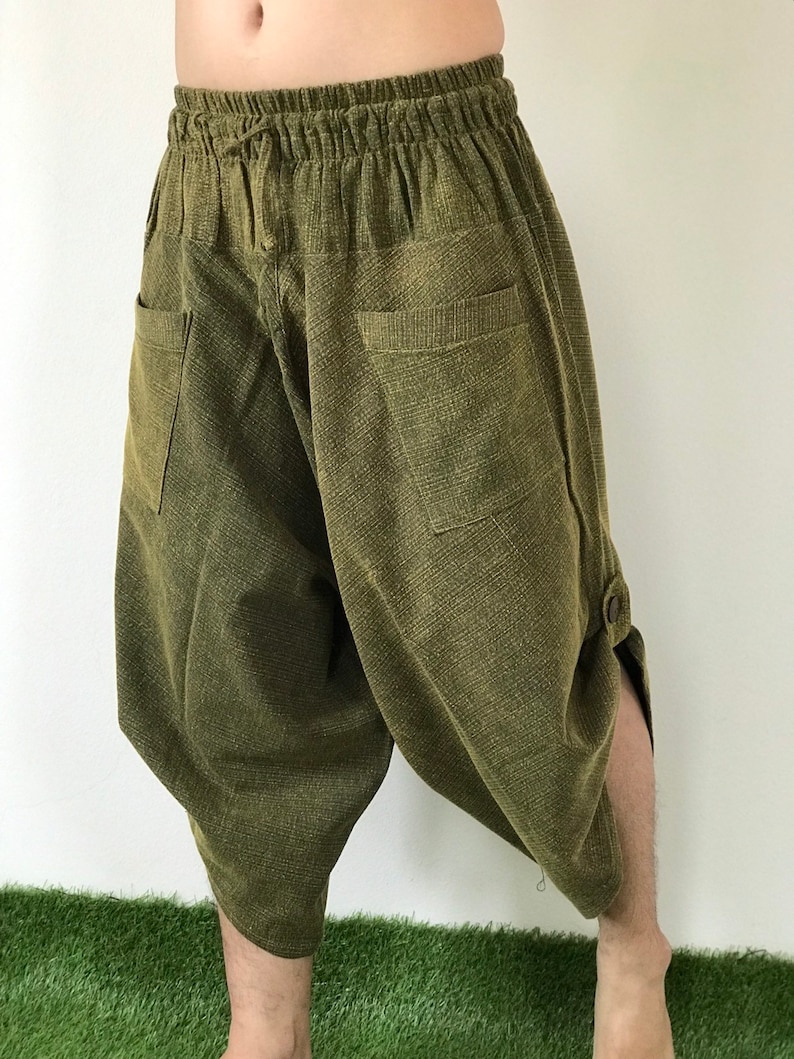 Puede incluir: Pantal&oacute;n de algod&oacute;n verde oliva con cintura de cord&oacute;n y bolsillos laterales. El pantal&oacute;n tiene un corte holgado y fluido y est&aacute; recortado a la altura de la rodilla.