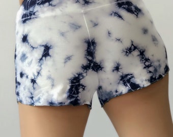 Op de afbeelding: Witte en blauwe tie-dye shorts met een gerimpelde zoom.