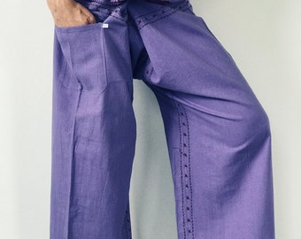 Può includere: Pantaloni viola con un design unico che presenta uno stile avvolgente e cuciture decorative. I pantaloni hanno una gamba larga e una vestibilità comoda.