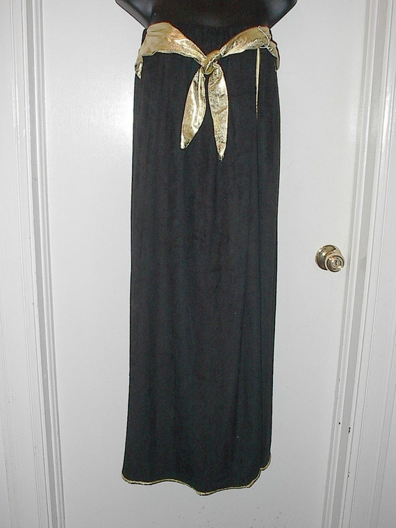 SALE Vintage Black With Gold Trim Bath Or Beach Co