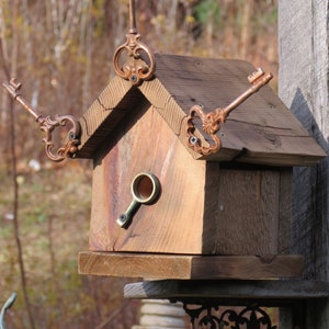 Nichoir à oiseaux en planches de grange récupérées à charnières recyclées, rustiques et personnalisées uniques image 1