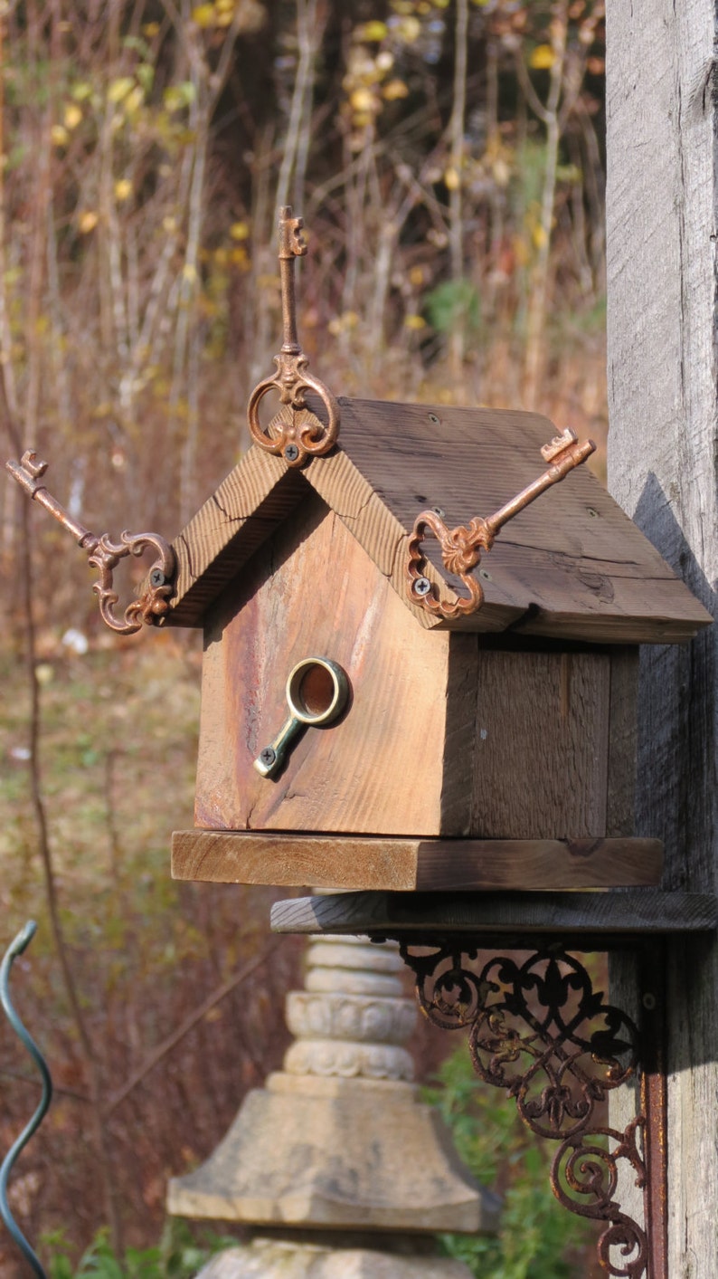 Nichoir à oiseaux en planches de grange récupérées à charnières recyclées, rustiques et personnalisées uniques image 1