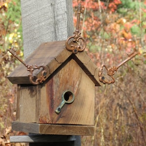 Nichoir à oiseaux en planches de grange récupérées à charnières recyclées, rustiques et personnalisées uniques image 3