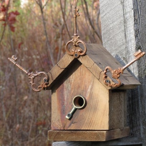 Nichoir à oiseaux en planches de grange récupérées à charnières recyclées, rustiques et personnalisées uniques image 2