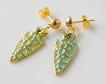 Stud earrings with small hammered arrows in verdigris gold-plated brass, golden ethnic jewelry for women, ideal for gifts