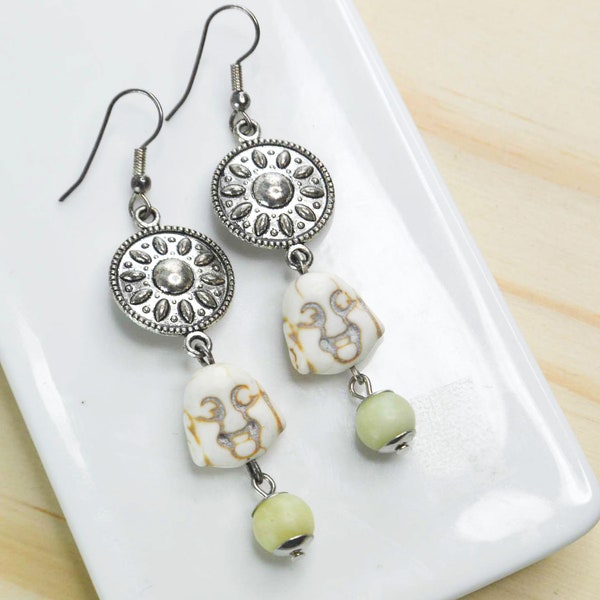 Boucles d'oreille bouddha et pierre de jade, bijou en pierres fines, boucles d'oreille blanche et verte en pierre pour femme, cadeau parfait