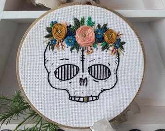 Cráneo con arte de la corona de flores // Cráneo con flores pared decoración // Día del arte de la pared muerta // Lindo azúcar cráneo decoración del hogar regalo