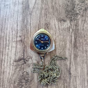Orologio da donna russo vintage Zaria con medaglia e triangolo meccanico