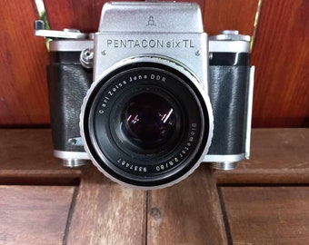 Cámara analógica vintage Pentacon SIX TL con objetivo Zeiss