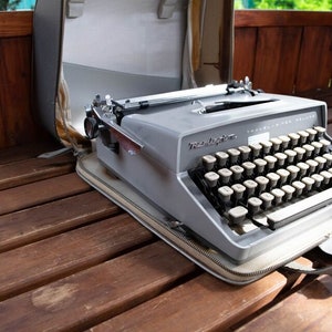 Remington Travel Rite Delux  typewriter in excellent condition