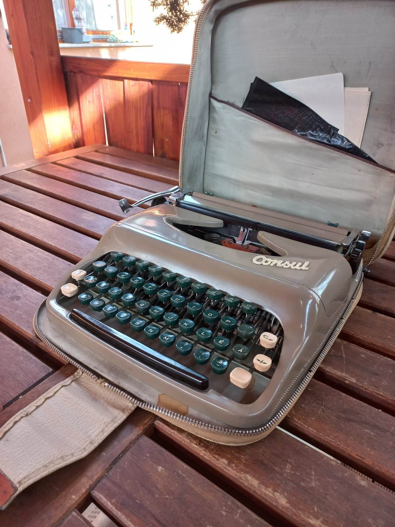 チェコスロバキア製　consul　ヴィンテージ　タイプライター　 Vintage 1960s Consul Typewriter made Czech Republic model 231.3 w
