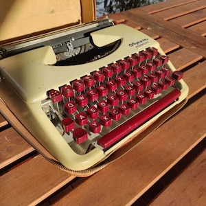 Vintage Olympia Splendid 33 German typewriter