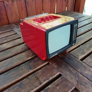 Vintage rysk bärbar TV TV ELEKTRONIKA 409 D i röd färg