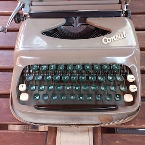 Vintage Consul portable German typewriter