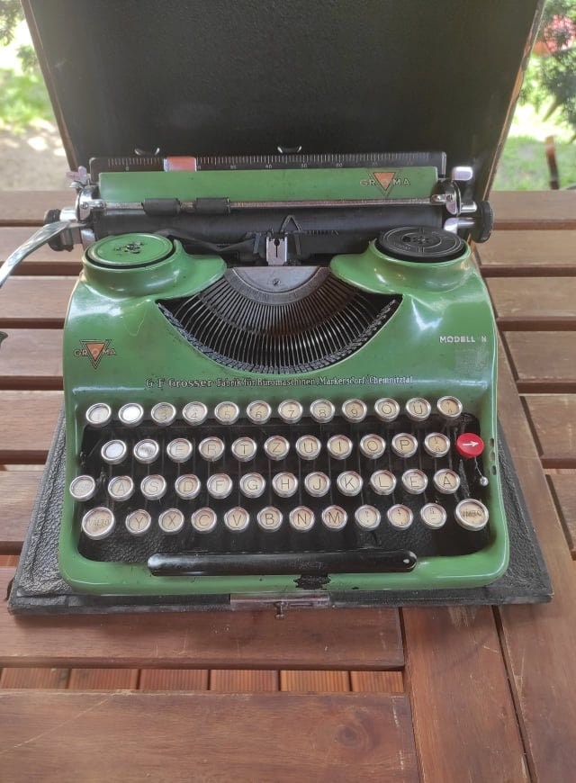ウクライナ語タイプライター・完動品 カナタイプライター二種（Two Types of JAPANESE KATAKANA