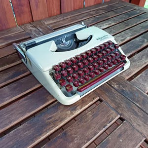 Vintage Olympia Splendid 33 German typewriter