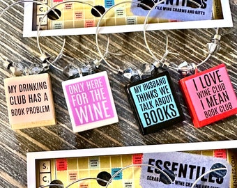 Lustige Wahrheiten für den Buchclub: Individuelle Scrabble-Stein-Weinglasanhänger