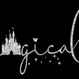 Peut inclure: Un design argent&eacute; paillet&eacute; d'un ch&acirc;teau avec le mot "magical" &eacute;crit en cursive avec une silhouette de Mickey Mouse entre le ch&acirc;teau et le mot. Le design est sur un fond noir.
