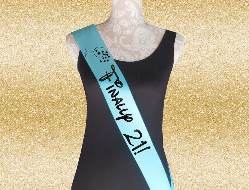 Banda personalizada inspirada en Disney "Finalmente 21" (elige colores), banda de cumpleaños para una noche de chicas, banda Disney para cumpleaños número 21, séquito imagen 1