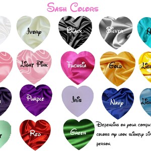 Puede incluir: Una tabla de 18 muestras de tela en forma de coraz&oacute;n en varios colores, con el nombre del color escrito debajo de cada muestra. Los colores incluyen marfil, negro, plata, aguamarina, rosa, rosa claro, fucsia, oro, oro claro, ciruela, morado, iris, azul marino, azul claro, menta, rojo y verde. El texto "SASH COLORS" est&aacute; en la parte superior de la tabla. El texto "DEPENDING ON YOUR COMPUTER MONITOR, COLORS MAY LOOK SLIGHTLY DIFFERENT IN PERSON." est&aacute; en la parte inferior de la tabla.
