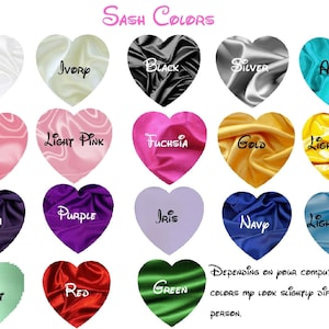 Puede incluir: Una tabla de 18 muestras de tela en forma de coraz&oacute;n en varios colores, con el nombre del color escrito debajo de cada muestra. Los colores incluyen marfil, negro, plata, aguamarina, rosa, rosa claro, fucsia, oro, oro claro, ciruela, morado, iris, azul marino, azul claro, menta, rojo y verde. El texto "SASH COLORS" est&aacute; en la parte superior de la tabla. El texto "DEPENDING ON YOUR COMPUTER MONITOR, COLORS MAY LOOK SLIGHTLY DIFFERENT IN PERSON." est&aacute; en la parte inferior de la tabla.
