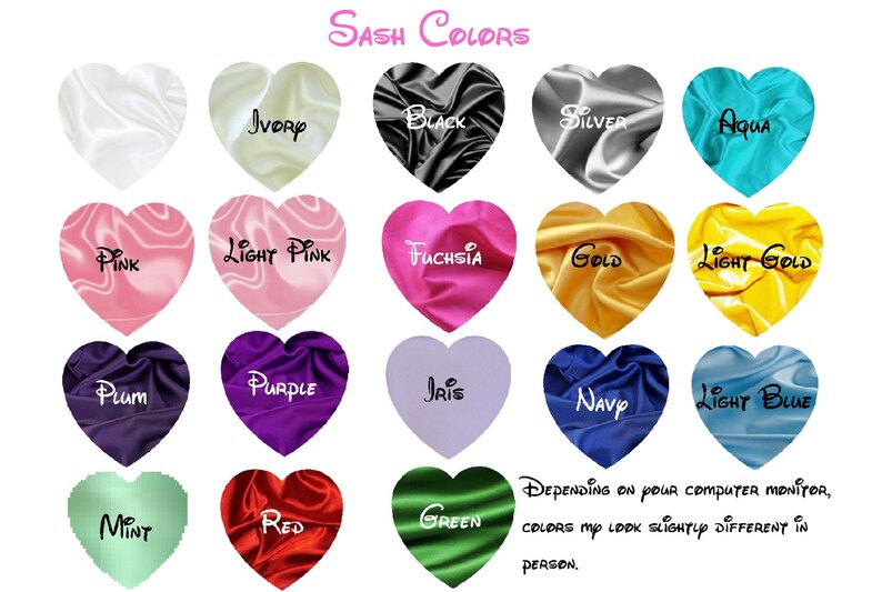 Puede incluir: Una tabla de 18 muestras de tela en forma de coraz&oacute;n en varios colores, con el nombre del color escrito debajo de cada muestra. Los colores incluyen marfil, negro, plata, aguamarina, rosa, rosa claro, fucsia, oro, oro claro, ciruela, morado, iris, azul marino, azul claro, menta, rojo y verde. El texto "SASH COLORS" est&aacute; en la parte superior de la tabla. El texto "DEPENDING ON YOUR COMPUTER MONITOR, COLORS MAY LOOK SLIGHTLY DIFFERENT IN PERSON." est&aacute; en la parte inferior de la tabla.