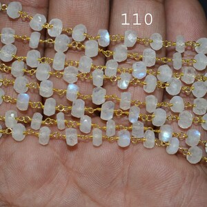 Puede incluir: Una hebra de cuentas de piedra lunar blanca con eslabones de cadena de oro. Las cuentas son facetadas y tienen un sutil brillo iridiscente. La hebra tiene aproximadamente 110 cuentas.