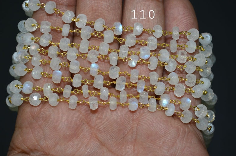 Puede incluir: Una hebra de cuentas de piedra lunar blanca con eslabones de cadena de oro. Las cuentas son facetadas y tienen un sutil brillo iridiscente. La hebra tiene aproximadamente 110 cuentas.