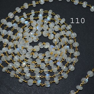 Puede incluir: Un collar de cadena dorada con cuentas de piedra lunar blanca. La cadena est&aacute; hecha de peque&ntilde;os eslabones delicados. Las cuentas son facetadas y tienen un sutil brillo iridiscente. El collar mide 110 pulgadas (279,4 cm) de largo.