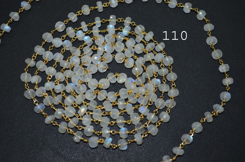 Puede incluir: Un collar de cadena dorada con cuentas de piedra lunar blanca. La cadena est&aacute; hecha de peque&ntilde;os eslabones delicados. Las cuentas son facetadas y tienen un sutil brillo iridiscente. El collar mide 110 pulgadas (279,4 cm) de largo.