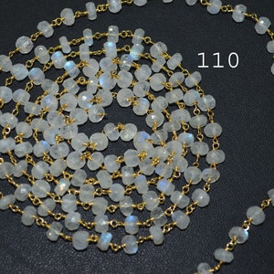 Puede incluir: Una hebra de cuentas de piedra lunar blanca con eslabones de cadena de oro. Las cuentas son facetadas y tienen un sutil brillo iridiscente. La hebra tiene aproximadamente 110 cuentas.