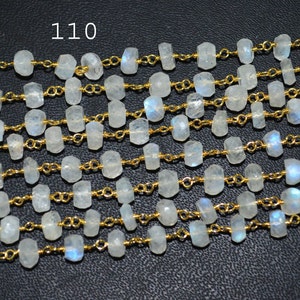 Puede incluir: Una hebra de cuentas de piedra lunar blanca con eslabones de cadena dorados. Las cuentas son facetadas y tienen un ligero brillo iridiscente. La hebra tiene aproximadamente 110 cuentas.